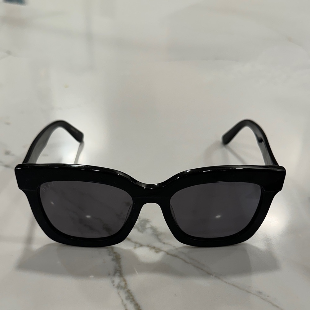 DIFF Carson Black Sunglasses - Picture 7 of 10